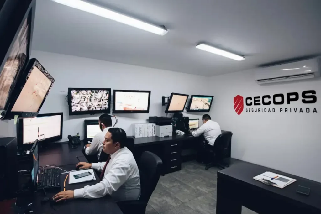 Centro de monitoreo propio de CECOPS en Monterrey operando 24/7